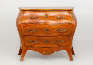 картинка Старинный комод салоне старинных вещей "Шебби" являющийся официальным дистрибьютором в России и Беларуси