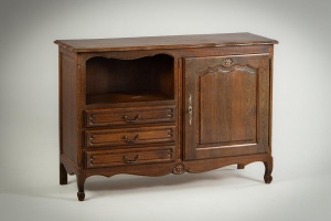 картинка Старинный дубовый комод с нишей салоне старинных вещей "Шебби" являющийся официальным дистрибьютором в России и Беларуси