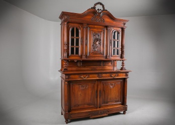 Антикварный буфет с фигурным карнизом и декоративным навершием код. RM4165654