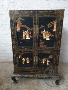 картинка Старинный комод в ориентальном стиле с ручной росписью салоне старинных вещей "Шебби" являющийся официальным дистрибьютором в России и Беларуси