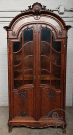 Антикварная витрина с рельефной резьбой в виде раковин код. BE107266