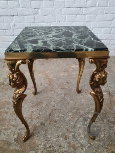 картинка Старинный столик с мраморной столешницей и бронзовым основанием, декорированным барельефами салоне старинных вещей "Шебби" являющийся официальным дистрибьютором в России и Беларуси