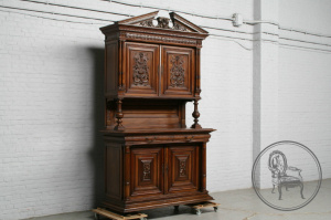 картинка Антикварный буфет в классическом стиле из ореха салоне старинных вещей "Шебби" являющийся официальным дистрибьютором в России и Беларуси