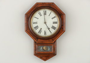 картинка Старинные настенные часы салоне старинных вещей "Шебби" являющийся официальным дистрибьютором в России и Беларуси