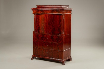 Антикварный комод с резными львиными головами и ножками в виде звериных лап код. RM4101589