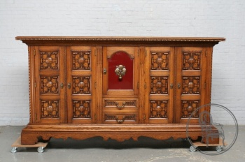 Старинный комод с резными свитками на филенках и отделкой из кожи код. BE4097695