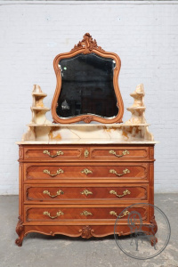 картинка Антикварный комод салоне старинных вещей "Шебби" являющийся официальным дистрибьютором в России и Беларуси