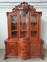 Старинная витрина с изящной резной короной код. BE4097304