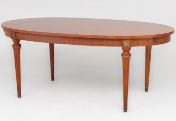 Старинный овальный стол на изящных ножках, декорированных латунными вставками код. RM4100967