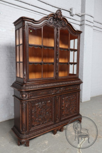 картинка Антикварная витрина в стиле тенирс с сюжетной резьбой салоне старинных вещей "Шебби" являющийся официальным дистрибьютором в России и Беларуси