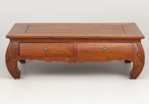 картинка Старинный столик-комод салоне старинных вещей "Шебби" являющийся официальным дистрибьютором в России и Беларуси