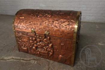Антикварный сундук из латуни с медью с объемными сюжетными сценами код. BE50645