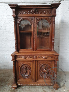 картинка Антикварный шкаф в охотничьем стиле с объемной резьбой салоне старинных вещей "Шебби" являющийся официальным дистрибьютором в России и Беларуси