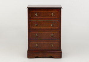 картинка Старинная тумбочка салоне старинных вещей "Шебби" являющийся официальным дистрибьютором в России и Беларуси