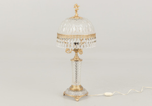 картинка Старинная настольная лампа салоне старинных вещей "Шебби" являющийся официальным дистрибьютором в России и Беларуси