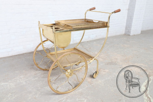 картинка Антикварный сервировочный столик салоне старинных вещей "Шебби" являющийся официальным дистрибьютором в России и Беларуси