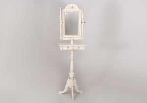 картинка Антикварный косметический столик салоне старинных вещей "Шебби" являющийся официальным дистрибьютором в России и Беларуси