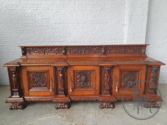 Старинный комод с объемной резьбой в виде мужских и женских фигур код. BE106946