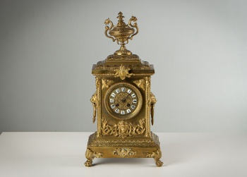 Антикварные каминные часы в золоченом корпусе, украшенном резными деталями код.&nbsp;RM4158788