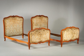 Старинные кровати из красного дерева (2 шт.) с мягкой обивкой код.&nbsp;RM4111018