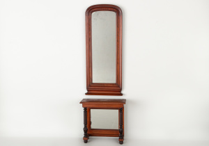 картинка Старинный консольный столик с зеркалом салоне старинных вещей "Шебби" являющийся официальным дистрибьютором в России и Беларуси