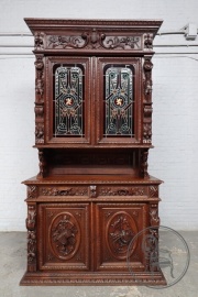 Антикварный буфет с витражами с резьбой в охотничьем стиле код. BE4109119