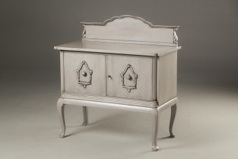 Старинный дубовый комод на изогнутых ножках с фигурным изголовьем код. RM4101509