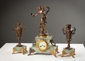 картинка Антикварные французские часы с вазами (2 шт.) салоне старинных вещей "Шебби" являющийся официальным дистрибьютором в России и Беларуси