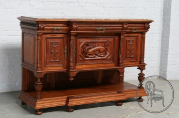 Антикварный ореховый комод с мраморной столешницей, декорированный объемной резьбой с изображением мифологических животных на филенках код. BE4096965