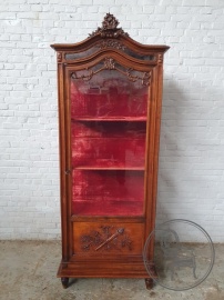 Антикварная ореховая витрина с резной короной код. BE4096989