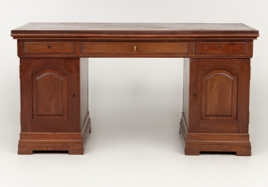 картинка Старинный письменный стол салоне старинных вещей "Шебби" являющийся официальным дистрибьютором в России и Беларуси