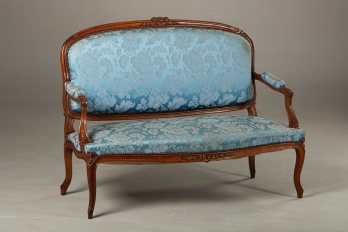 Антикварная скамейка из бука с голубой обивкой код. RM4165034