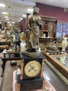 картинка Старинные каминные часы с бронзовой статуэткой салоне старинных вещей "Шебби" являющийся официальным дистрибьютором в России и Беларуси