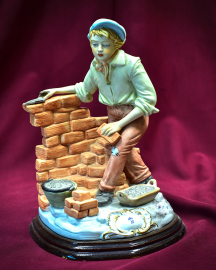 Фарфоровая статуэтка Capodimonte "Каменщик" код. BL16/1