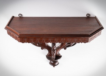 Антикварная настенная консоль, декорированная изогнутыми линиями и завитками код. RM4165397