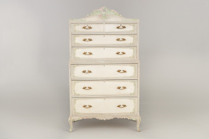 картинка Антикварный комод салоне старинных вещей "Шебби" являющийся официальным дистрибьютором в России и Беларуси