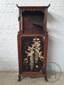 картинка Антикварный поставец из красного дерева с инкрустацией и отделкой из бронзы салоне старинных вещей "Шебби" являющийся официальным дистрибьютором в России и Беларуси