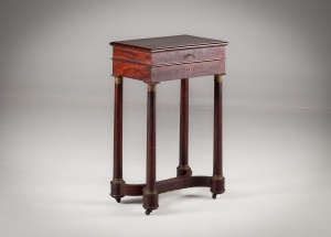 картинка Антикварный швейный стол из красного дерева салоне старинных вещей "Шебби" являющийся официальным дистрибьютором в России и Беларуси