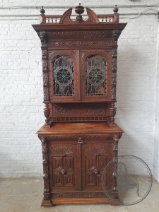 картинка Антикварный дубовый буфет с витажами в мехельском стиле салоне старинных вещей "Шебби" являющийся официальным дистрибьютором в России и Беларуси