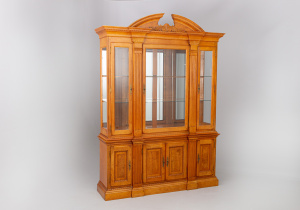 картинка Старинная витрина салоне старинных вещей "Шебби" являющийся официальным дистрибьютором в России и Беларуси