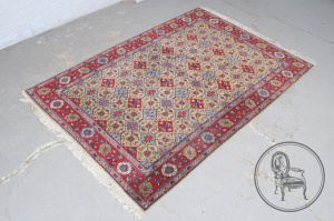 картинка Старинный шерстяной персидский ковер салоне старинных вещей "Шебби" являющийся официальным дистрибьютором в России и Беларуси