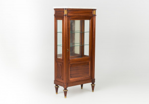 картинка Антикварная витрина салоне старинных вещей "Шебби" являющийся официальным дистрибьютором в России и Беларуси