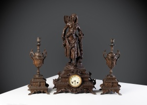 картинка Антикварный каминный комплект из часов и подсвечников салоне старинных вещей "Шебби" являющийся официальным дистрибьютором в России и Беларуси