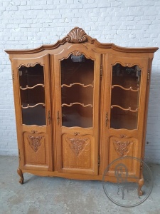 картинка Антикварная витрина с тремя дверями в стиле рококо салоне старинных вещей "Шебби" являющийся официальным дистрибьютором в России и Беларуси