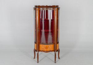 картинка Старинная витрина салоне старинных вещей "Шебби" являющийся официальным дистрибьютором в России и Беларуси