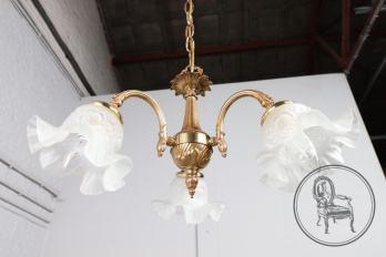 Старинная люстра на три рожка из бронзы с плафонами в виде цветков код. BE107321