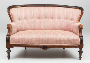 картинка Антикварное канапе салоне старинных вещей "Шебби" являющийся официальным дистрибьютором в России и Беларуси