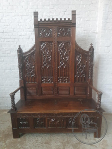 картинка Антикварная дубовая скамья в готическом стиле салоне старинных вещей "Шебби" являющийся официальным дистрибьютором в России и Беларуси