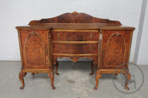 картинка Антикварный комод в стиле королевы Анны салоне старинных вещей "Шебби" являющийся официальным дистрибьютором в России и Беларуси