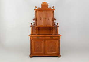 картинка Антикварный буфет салоне старинных вещей "Шебби" являющийся официальным дистрибьютором в России и Беларуси